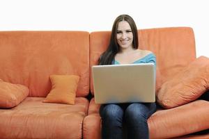 une jeune femme travaillant sur un ordinateur portable photo