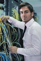 jeune ingénieur informatique dans la salle des serveurs du centre de données photo