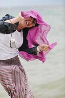 belle jeune femme sur la plage avec foulard photo