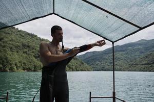 athlète de triathlon se prépare pour l'entraînement de natation sur le lac photo