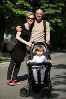 couple avec bébé landau dans le parc d'été photo