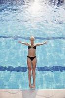 femme se détendre et s'amuser à la piscine photo