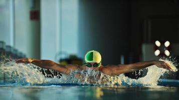 nageur en piscine photo