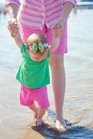 maman et bébé sur la plage s'amusent photo