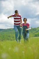 romantique jeune couple amoureux ensemble en plein air photo