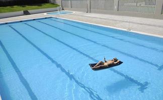 belle femme se détendre sur la piscine photo