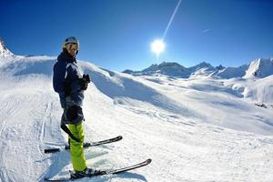 skier sur la neige fraîche en hiver lors d'une belle journée ensoleillée photo