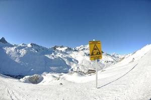 hautes montagnes sous la neige en hiver photo