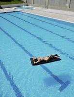 belle femme se détendre sur la piscine photo