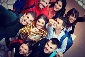 groupe de jeunes heureux montrant leur unité. photo