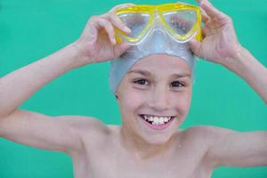 portrait d'enfant sur la piscine photo