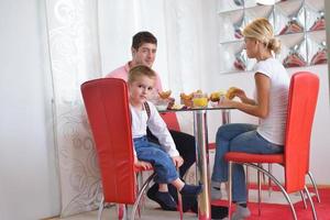 la famille prend un petit déjeuner sain à la maison photo