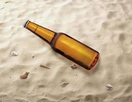 bouteille de bière sur la plage portée par les vagues de la mer jusqu'au rivage photo