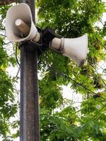 le vieux mégaphone est suspendu au poteau dormant. photo