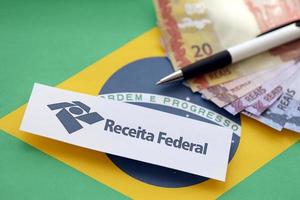 ternopil, ukraine - 8 mai 2022 logo fédéral de la receita brésilienne imprimé sur papier. receita federal est l'agence brésilienne des services fiscaux fédéraux et un secrétariat du ministère de l'économie photo