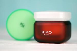 ternopil, ukraine - 24 avril 2022 pots de crème kiko milano avec logo de l'entreprise. kiko milano est une marque de cosmétiques italienne photo