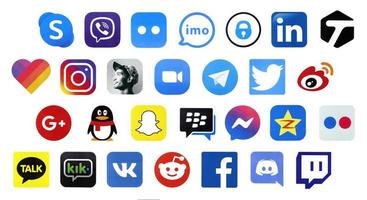 kharkiv, ukraine - 14 mars 2021 de nombreuses icônes de réseaux sociaux populaires et de messagers imprimés sur du papier blanc. logos des portails et applications de communication modernes photo