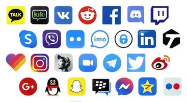 kharkiv, ukraine - 14 mars 2021 de nombreuses icônes de réseaux sociaux populaires et de messagers imprimés sur du papier blanc. logos des portails et applications de communication modernes photo