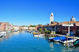 partie non touristique de venise avec silence vide bâtiments colorés, fenêtres, rues et bateaux photo