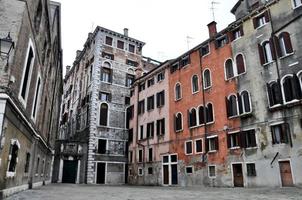 Venise, Italie. campo classique de la place de venise avec des bâtiments typiques de venise photo