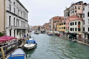 vue classique sur le canal de Venise avec des bâtiments typiques, des fenêtres colorées, des ponts et des bateaux photo