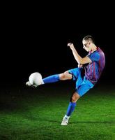 joueur de football en action photo