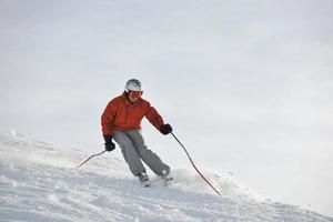 skier maintenant pendant la saison d'hiver photo