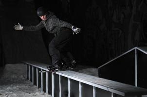 snowboarder freestyle sauter dans l'air la nuit photo