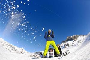 portrait d'hiver d'amis au ski photo