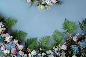 compositions florales. motif de fleurs et de feuilles. mise en page de la liste, espace de copie. Décoration de mariage. fond de mariage avec des fleurs. décor. fonds d'écran. texture. photo