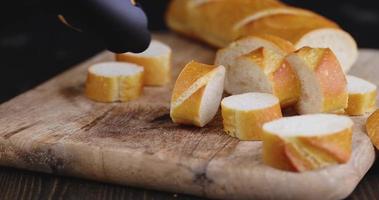 déplacer une baguette de blé tranchée d'un endroit à un autre photo