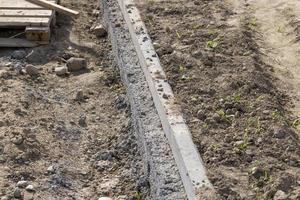 construction d'une nouvelle passerelle dans le parc de la ville photo