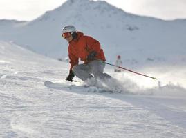 skier maintenant pendant la saison d'hiver photo