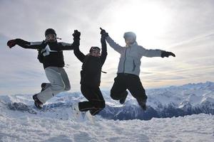 groupe de personnes sur la neige en hiver photo