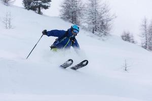 skieur freeride ski dans la poudreuse profonde photo