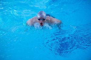 exercice de nageur sur le caca de piscine intérieure photo