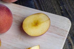 pêches fraîches mûres sur une table en bois photo