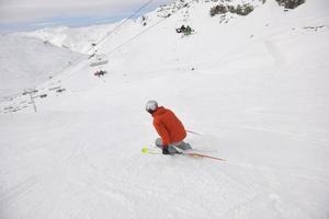 skier maintenant pendant la saison d'hiver photo