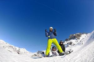 portrait d'hiver d'amis au ski photo