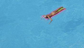 femme se détendre à la piscine photo