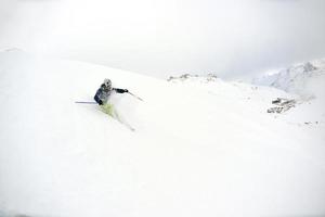 skier sur la neige fraîche en hiver lors d'une belle journée ensoleillée photo