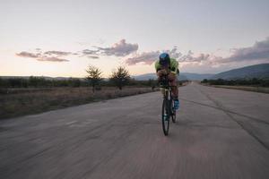 athlète de triathlon faisant du vélo photo