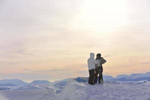 couple de snowboarders au sommet de la montagne photo