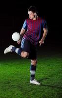 joueur de football en action photo