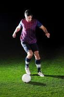 joueur de football en action photo