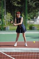 jeune femme jouer au tennis en plein air photo