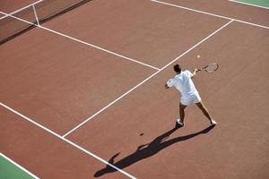 jeune homme jouer au tennis photo