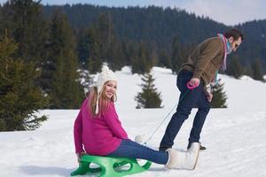 heureux jeune couple s'amusant sur un nouveau spectacle en vacances d'hiver photo