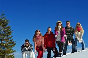 plaisirs d'hiver avec un groupe de jeunes photo