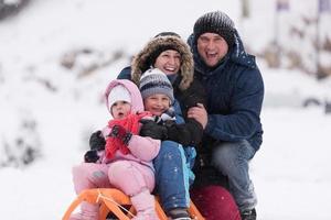 portrait de famille en vacances d'hiver photo